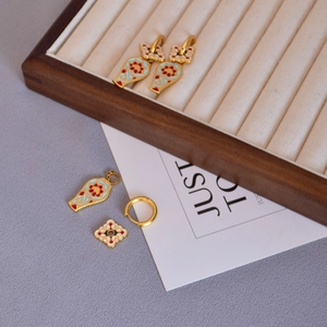 Détail de boucles d'oreilles vintage en émail cloisonné doré au motif traditionnel chinois