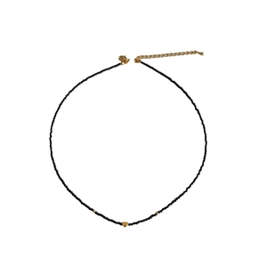 Collier minimaliste en perles noires avec petit pendentif cœur doré et fermoir mousqueton