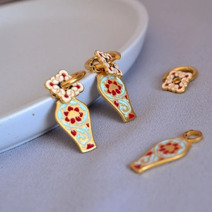 Détails de boucles d'oreilles chinoises en émail avec pendentifs floraux interchangeables