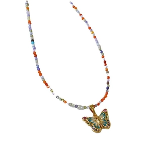 Collier de perles colorées avec pendentif papillon en émail fait main et détails en zircon