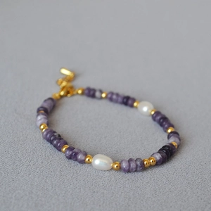 Elegant beaded bracelet with lilac natural stones, freshwater pearls and gold accents