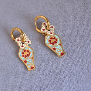 Boucles d'oreilles chinoises en laiton doré avec breloques de vase en émail et fleurs blanches
