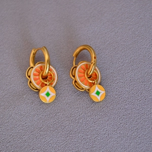 Boucles d'oreilles en émail et laiton faites main avec motifs vintage sur tissu gris