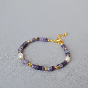 Elegant beaded bracelet with lilac amethyst stones, freshwater pearls, and gold accents
