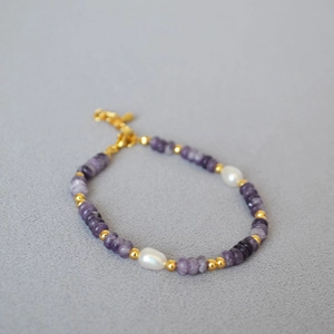 Elegant beaded bracelet with lilac amethyst, white pearls and adjustable gold clasp
