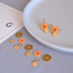 Détails de boucles d'oreilles en laiton DIY avec pendentifs en émail orange et fleurs