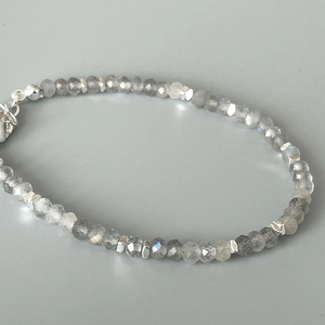 Retro faceted gray labradorite beaded bracelet with silver accents and lobster clasp