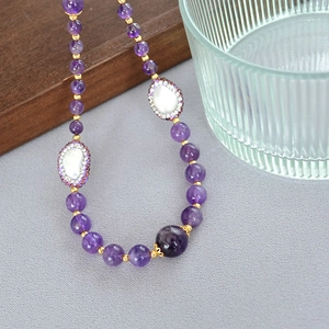 Collier élégant en améthyste avec breloques nacre baroque et perles dorées d'espacement