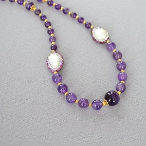 Élégant collier en améthyste violette avec perles baroques et accents dorés