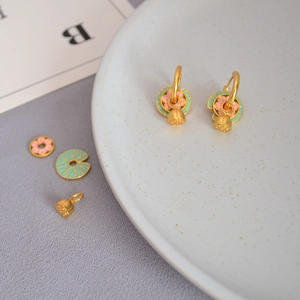 Détails des boucles d'oreilles lotus en émail et pendentifs en laiton amovibles