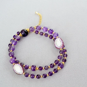 Bracelet collier double rang en cristal violet avec perles baroques et accents dorés
