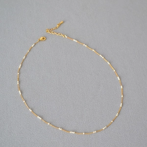 Collier élégant en laiton doré avec mini perles et fermoir mousqueton ajustable