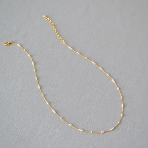 Collier élégant en laiton doré avec mini perles et fermoir mousqueton ajustable