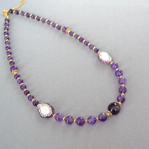 Détail du collier de perles d'améthyste et perles baroques avec accents dorés