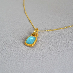 Collier en laiton doré avec pendentif turquoise bleu ciel facetté style vintage