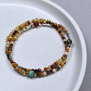 Collier de perles Maillard avec pierres naturelles et accents dorés sur céramique