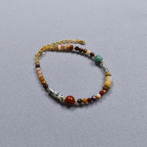 Bracelet artisanal avec perles en pierres naturelles et chaîne d'extension en métal doré chic