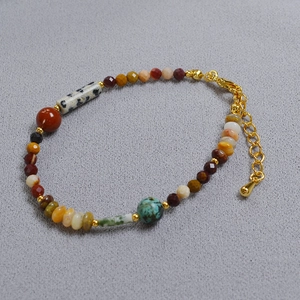 Détail d'un bracelet de perles en pierres naturelles avec fermoir mousqueton doré