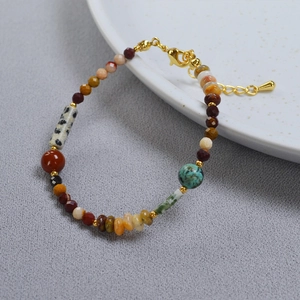 Détail macro du bracelet en pierres naturelles avec perles fines et fermoir doré chic