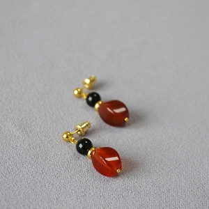 Retro beaded earrings with black agate and red carnelian drop stones in gold finish