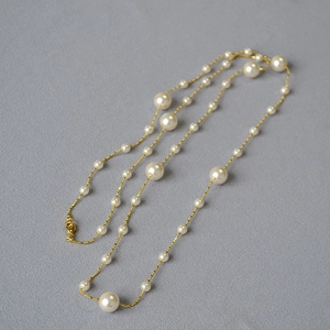 Long collier de perles élégant avec chaîne dorée, idéal comme chaîne de pull multicouche