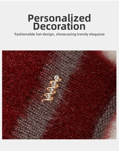 Détail d'un bonnet en tricot rayé bordeaux et gris avec breloque en cristal doré en S