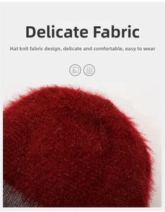 Gros plan sur le bonnet en tricot rouge montrant la texture douce et la doublure grise