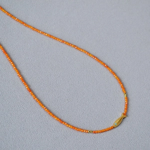 Collier de perles oranges avec pendentif carpe koi dorée et détail de zircon bleu