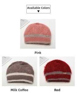 Détails d'un bonnet en maille épaisse avec motifs de losanges et ornements en métal