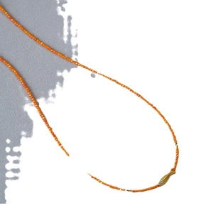 Collier minimaliste en perles oranges avec pendentif poisson doré et zircon bleu