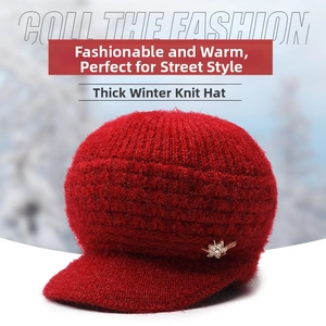 Dettaglio cappello invernale rosso per anziane con trama a maglia spessa e fibbia a foglia