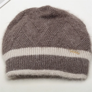 Détail d'un bonnet en maille épaisse avec rayures, strass et texture douce et duveteuse