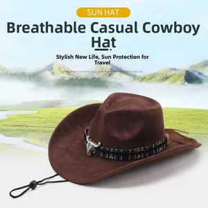 Dettaglio cappello cowboy in camoscio marrone con treccia tribale e testa di toro