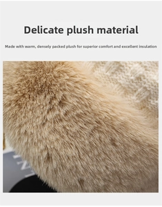 Dettaglio della fodera in peluche spessa e della trama a maglia del cappello caldo