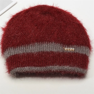 Détail d'un bonnet en tricot rouge duveteux avec rayures grises et strass scintillants
