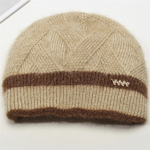 Bonnet d'hiver épais tricoté pour femme beige avec rayures brunes et boucle en cristal