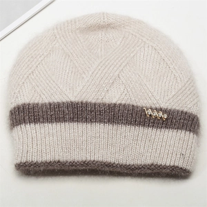 Bonnet d'hiver en tricot beige doublé chaud avec boucle dorée ornée de cristaux