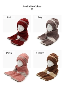 Detailansicht der Strickmützen und Schals in den Farben Rot, Grau, Rosa und Kaffee
