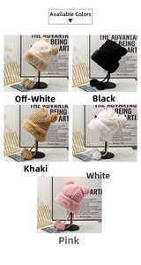 Dettaglio cappello in maglia con paraorecchie, orecchie da orso e fodera in morbida pelliccia