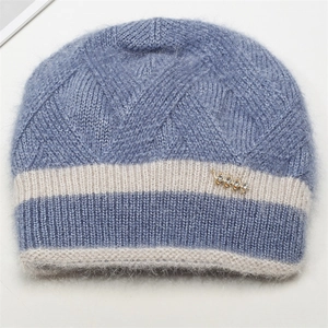 Bonnet en maille bleue épaisse pour femme avec doublure polaire et bijou doré brillant