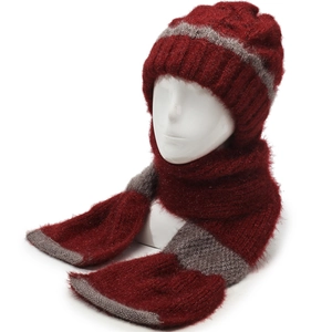 Nahaufnahme von weinrotem Strickmützen- und Schal-Set mit grauen Streifen und Glitzergarn
