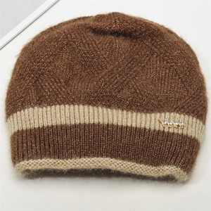 Gros plan sur bonnet en tricot marron épais avec rayures beige et détails en strass