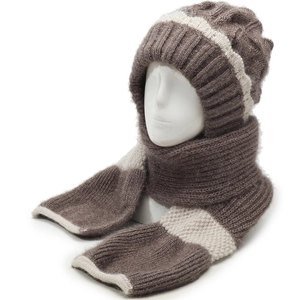 Dickes Strickmützen- und Schal-Set mit Ohrenschutz in Kaffee- und Beigetönen