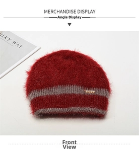 Détail du bonnet en maille rouge foncé avec texture mohair et épingle décorative chic