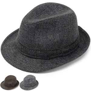 Détail de la texture en laine à chevrons et du ruban en cuir sur le chapeau Fedora