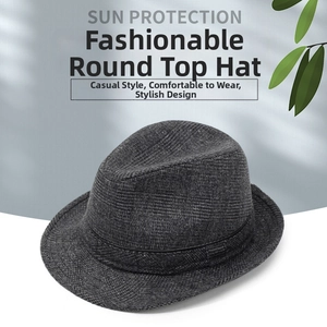 Gros plan sur le motif à carreaux gris épais et le ruban noir sur le chapeau fedora