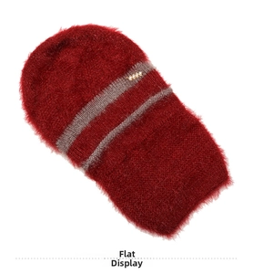 Vue à plat détaillée du bonnet en tricot rouge avec rayures grises et perles élégantes