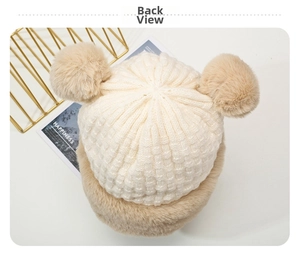 Vista posteriore del cappello in maglia con orecchie di orso in peluche e finta pelliccia