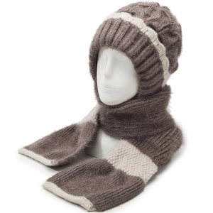 Nahaufnahme von braun-beigem Strickmützen- und Schal-Set mit flauschiger Plüschstruktur