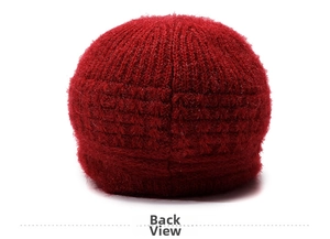 Vista posteriore del cappello a maglia spessa per donne anziane con calde fibre di pelliccia